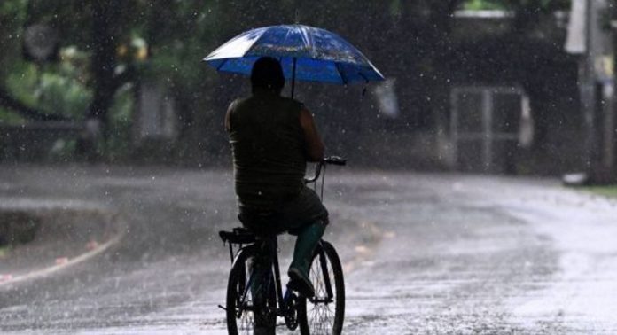 സംസ്ഥാനത്തെ എട്ട് ജില്ലകളിൽ ശക്തമായ മഴയ്ക്കും കാറ്റിനും സാധ്യതയെന്ന് റിപ്പോർട്ടുകൾ സംസ്ഥാനത്തെ എട്ട് ജില്ലകളിൽ ശക്തമായ മഴയ്ക്കും കാറ്റിനും സാധ്യതയെന്ന് റിപ്പോർട്ടുകൾ