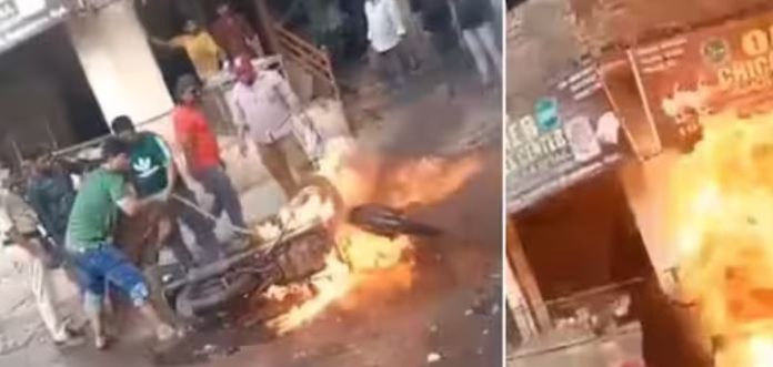 ഹൈദരാബാദില് നടുറോഡില് ബുള്ളറ്റ് പൊട്ടിത്തെറിച്ച് അപകടം ; പത്തോളം പേര്ക്ക് പരുക്ക് ഹൈദരാബാദില് നടുറോഡില് ബുള്ളറ്റ് പൊട്ടിത്തെറിച്ച് അപകടം ; പത്തോളം പേര്ക്ക് പരുക്ക്