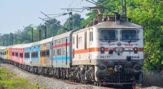 വേണാട് എക്സപ്രസിന്റെ വൈകിയോട്ടം തുടരുന്നു ; യാത്രക്കാർ വലയുന്നു വേണാട് എക്സപ്രസിന്റെ വൈകിയോട്ടം തുടരുന്നു ; യാത്രക്കാർ വലയുന്നു