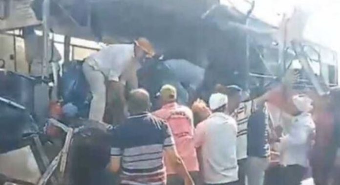 നാസിക്കിൽ എംഎസ്ആർടിസി ബസ് ട്രക്കിൽ ഇടിച്ച് അപകടം ; അഞ്ച് പേർ മരിച്ചു നാസിക്കിൽ എംഎസ്ആർടിസി ബസ് ട്രക്കിൽ ഇടിച്ച് അപകടം ; അഞ്ച് പേർ മരിച്ചു