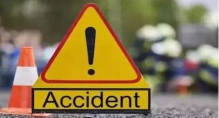 സ്വകാര്യ ബസ് താഴ്ചയിലേക്ക് മറിഞ്ഞ് അപകടം ; നാല് യാത്രക്കാർ മരിച്ചു സ്വകാര്യ ബസ് താഴ്ചയിലേക്ക് മറിഞ്ഞ് അപകടം ; നാല് യാത്രക്കാർ മരിച്ചു
