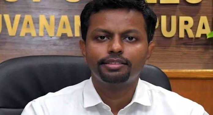 ചികിത്സയ്ക്ക് കളക്ടര് ഡോക്ടറെ വീട്ടിൽ വിളിച്ചുവരുത്തിയ സംഭവം ; ചീഫ് സെക്രട്ടറി റിപ്പോര്ട്ട് തേടി ചികിത്സയ്ക്ക് കളക്ടര് ഡോക്ടറെ വീട്ടിൽ വിളിച്ചുവരുത്തിയ സംഭവം ; ചീഫ് സെക്രട്ടറി റിപ്പോര്ട്ട് തേടി