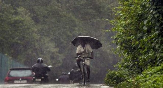 സംസ്ഥാനത്ത് നാല് ജില്ലകളിൽ ഇടിമിന്നലോട് കൂടിയ ശക്തമായ മഴയ്ക്ക് സാധ്യത ; മുന്നറിയിപ്പ് നൽകി അധികൃതർ സംസ്ഥാനത്ത് നാല് ജില്ലകളിൽ ഇടിമിന്നലോട് കൂടിയ ശക്തമായ മഴയ്ക്ക് സാധ്യത ; മുന്നറിയിപ്പ് നൽകി അധികൃതർ