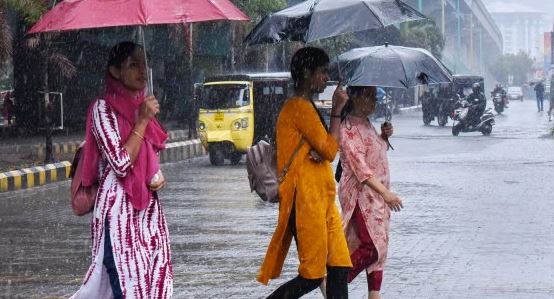 സംസ്ഥാനത്ത് അടുത്ത മൂന്ന് മണിക്കൂറിൽ ശക്തമായ മഴയ്ക്ക് സാധ്യത ; മുന്നറിയിപ്പ് നൽകി അധികൃതർ സംസ്ഥാനത്ത് അടുത്ത മൂന്ന് മണിക്കൂറിൽ ശക്തമായ മഴയ്ക്ക് സാധ്യത ; മുന്നറിയിപ്പ് നൽകി അധികൃതർ
