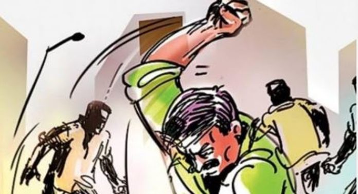 കൊടുംക്രൂരത ; ഹെൽമെറ്റ് ഉപയോഗിച്ച് മുഖത്തടിച്ചു, പിന്നാലെ തൊഴിലാളിയുടെ പല്ലുകൾ പൊഴിഞ്ഞു കൊടുംക്രൂരത ; ഹെൽമെറ്റ് ഉപയോഗിച്ച് മുഖത്തടിച്ചു, പിന്നാലെ തൊഴിലാളിയുടെ പല്ലുകൾ പൊഴിഞ്ഞു