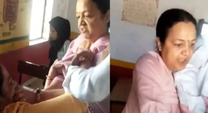 സ്കൂളിൽ വൈകിയെത്തിയ അധ്യാപികയെ അതിക്രൂരമായി മർദിച്ച് പ്രധാനധ്യാപിക ; ഞെട്ടിപ്പിക്കുന്ന ദൃശ്യങ്ങൾ പുറത്ത് സ്കൂളിൽ വൈകിയെത്തിയ അധ്യാപികയെ അതിക്രൂരമായി മർദിച്ച് പ്രധാനധ്യാപിക ; ഞെട്ടിപ്പിക്കുന്ന ദൃശ്യങ്ങൾ പുറത്ത്