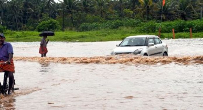 തിരുവനന്തപുരത്ത് ശക്തമായ മഴ ; മരങ്ങൾ കടപുഴകി വീണു, വൻ നാശനഷ്ടം തിരുവനന്തപുരത്ത് ശക്തമായ മഴ ; മരങ്ങൾ കടപുഴകി വീണു, വൻ നാശനഷ്ടം