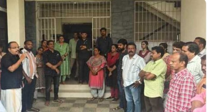 അഴിമതിക്ക് കൂട്ടുനിൽക്കാത്തതിൽ പ്രകോപനം ; തിരുവല്ല നഗരസഭ ഭരണസമിതിയിൽ ജീവനക്കാരെ നിരന്തരം മാനസികമായി സമ്മർദ്ദത്തിലാഴ്ത്തുന്നു, വ്യാപക പ്രതിഷേധം അഴിമതിക്ക് കൂട്ടുനിൽക്കാത്തതിൽ പ്രകോപനം ; തിരുവല്ല നഗരസഭ ഭരണസമിതിയിൽ ജീവനക്കാരെ നിരന്തരം മാനസികമായി സമ്മർദ്ദത്തിലാഴ്ത്തുന്നു, വ്യാപക പ്രതിഷേധം