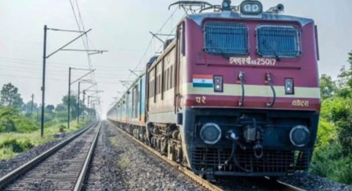 ട്രെയിനിടിച്ച് ആന ചരിഞ്ഞ സംഭവം ; ലോക്കോ പൈലറ്റിനെതിരെ വനംവകുപ്പ് കേസെടുക്കും ട്രെയിനിടിച്ച് ആന ചരിഞ്ഞ സംഭവം ; ലോക്കോ പൈലറ്റിനെതിരെ വനംവകുപ്പ് കേസെടുക്കും