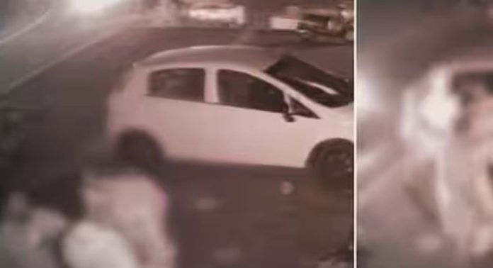 ഇരട്ടപ്പേര് വിളിച്ച് കളിയാക്കി ; പിന്നാലെ കൗമാരക്കാരനെ വളഞ്ഞിട്ട് ക്രൂരമായി മര്ദ്ദിച്ചു, ദൃശ്യങ്ങൾ പുറത്ത് ഇരട്ടപ്പേര് വിളിച്ച് കളിയാക്കി ; പിന്നാലെ കൗമാരക്കാരനെ വളഞ്ഞിട്ട് ക്രൂരമായി മര്ദ്ദിച്ചു, ദൃശ്യങ്ങൾ പുറത്ത്