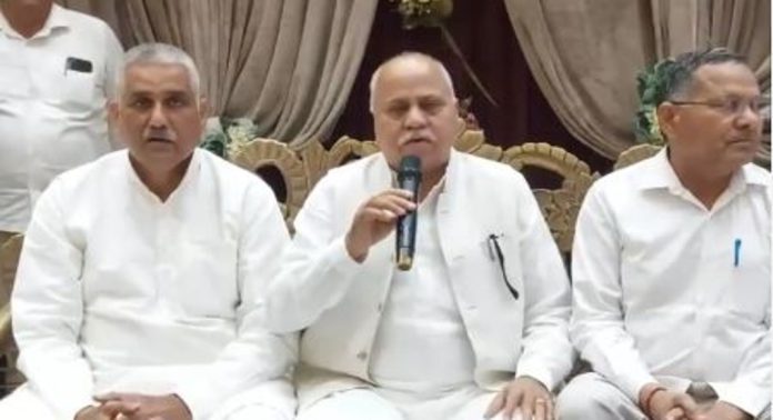 ഹരിയാനയിൽ രാഷ്ട്രീയ പ്രതിസന്ധി അതിരൂക്ഷം ; വിശ്വാസ വോട്ടെടുപ്പിനായി കോൺഗ്രസ് നേതാക്കൾ ഗവർണറെ ഇന്ന് കണ്ടേക്കും ഹരിയാനയിൽ രാഷ്ട്രീയ പ്രതിസന്ധി അതിരൂക്ഷം ; വിശ്വാസ വോട്ടെടുപ്പിനായി കോൺഗ്രസ് നേതാക്കൾ ഗവർണറെ ഇന്ന് കണ്ടേക്കും
