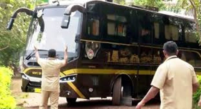നവകേരള ബസിന്റെ വാതിൽ തകരാർ പരിഹരിച്ചു ; യാത്ര തുടരുന്നു നവകേരള ബസിന്റെ വാതിൽ തകരാർ പരിഹരിച്ചു ; യാത്ര തുടരുന്നു