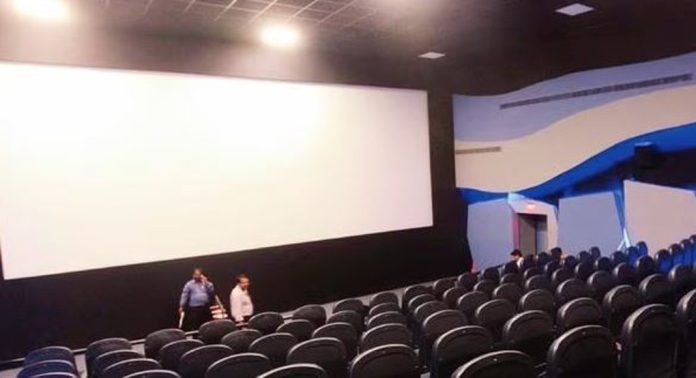 കോഴിക്കോട്ടെ അപ്സര തിയേറ്ററിന് വ്യാജ ബോംബ് ഭീഷണി ; സംഭവം സിനിമാപ്രദർശനം നടന്നുകൊണ്ടിരിക്കെ, പരിഭ്രാന്തിയിൽ ജനങ്ങൾ കോഴിക്കോട്ടെ അപ്സര തിയേറ്ററിന് വ്യാജ ബോംബ് ഭീഷണി ; സംഭവം സിനിമാപ്രദർശനം നടന്നുകൊണ്ടിരിക്കെ, പരിഭ്രാന്തിയിൽ ജനങ്ങൾ