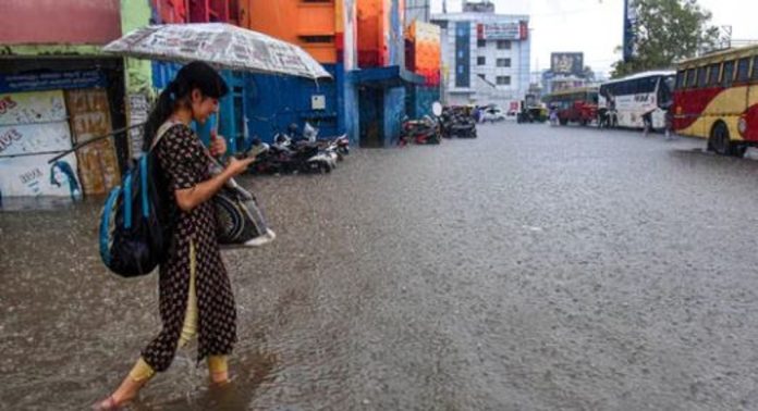 സംസ്ഥാനത്ത് ശക്തമായ മഴ ; പലയിടത്തും വെള്ളം കയറി. മുന്നറിയിപ്പ് സംസ്ഥാനത്ത് ശക്തമായ മഴ ; പലയിടത്തും വെള്ളം കയറി. മുന്നറിയിപ്പ്