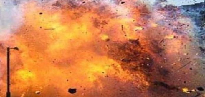 കണ്ണൂരില് റോഡരികില് ബോംബ് പൊട്ടിത്തെറിച്ചു ; സംഭവം പോലീസ് പട്രോളിംഗിനിടെ കണ്ണൂരില് റോഡരികില് ബോംബ് പൊട്ടിത്തെറിച്ചു ; സംഭവം പോലീസ് പട്രോളിംഗിനിടെ