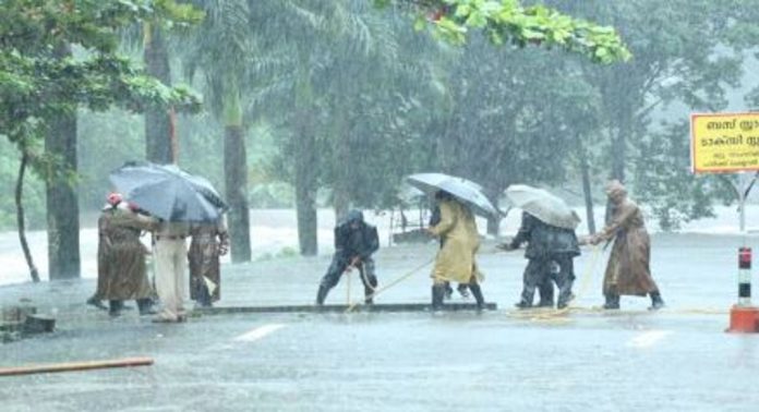 ആലപ്പുഴയിൽ ജില്ലയിൽ ശക്തമായ മഴയ്ക്ക് സാധ്യത ; ജാഗ്രത മുന്നറിയിപ്പ് നൽകി അധികൃതർ ആലപ്പുഴയിൽ ജില്ലയിൽ ശക്തമായ മഴയ്ക്ക് സാധ്യത ; ജാഗ്രത മുന്നറിയിപ്പ് നൽകി അധികൃതർ
