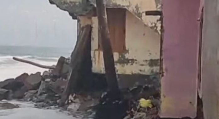 തീരദേശമേഖലകളിൽ കടലാക്രമണം അതിരൂക്ഷം ; പൂന്തുറയിൽ വീടിന്റെ തറ തകർന്നു തീരദേശമേഖലകളിൽ കടലാക്രമണം അതിരൂക്ഷം ; പൂന്തുറയിൽ വീടിന്റെ തറ തകർന്നു