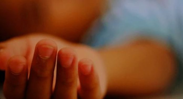ആറ് വയസുകാരനെ മുതലകളുള്ള തോട്ടിലേക്ക് വലിച്ച് എറിഞ്ഞ് കൊലപ്പെടുത്തി അമ്മ ആറ് വയസുകാരനെ മുതലകളുള്ള തോട്ടിലേക്ക് വലിച്ച് എറിഞ്ഞ് കൊലപ്പെടുത്തി അമ്മ