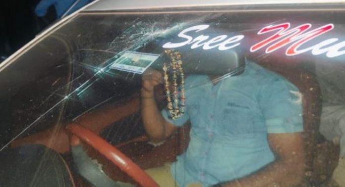 ഇത് നോർത്തിലല്ല…കേരളത്തിലാണ് ; കോഴിക്കോട് കാർ മോഷണക്കേസ് പ്രതിയെ പിടികൂടാനെത്തിയ പോലീസിനുനേരെ നാട്ടുകാരുടെ ആക്രമണം, പിന്നാലെ പ്രതി രക്ഷപ്പെട്ടു ഇത് നോർത്തിലല്ല…കേരളത്തിലാണ് ; കോഴിക്കോട് കാർ മോഷണക്കേസ് പ്രതിയെ പിടികൂടാനെത്തിയ പോലീസിനുനേരെ നാട്ടുകാരുടെ ആക്രമണം, പിന്നാലെ പ്രതി രക്ഷപ്പെട്ടു