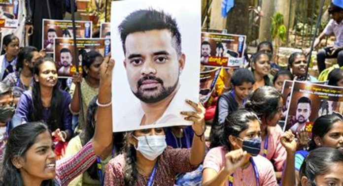 പ്രജ്വൽ രേവണ്ണയുടെ ഡിപ്ലോമാറ്റിക് പാസ്പോർട്ട് റദ്ദാക്കണം ; കേന്ദ്രസർക്കാരിന് മേൽ സമ്മർദ്ദം ശക്തമാക്കി കർണാടക സർക്കാർ പ്രജ്വൽ രേവണ്ണയുടെ ഡിപ്ലോമാറ്റിക് പാസ്പോർട്ട് റദ്ദാക്കണം ; കേന്ദ്രസർക്കാരിന് മേൽ സമ്മർദ്ദം ശക്തമാക്കി കർണാടക സർക്കാർ