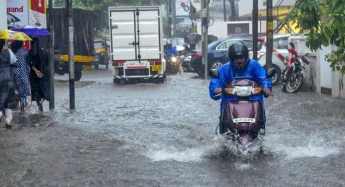 സംസ്ഥാനത്ത് മിന്നൽ പ്രളയത്തിന് സാധ്യത ; 11 ജില്ലകളിൽ ഇന്ന് യെല്ലോ അലർട്ട് സംസ്ഥാനത്ത് മിന്നൽ പ്രളയത്തിന് സാധ്യത ; 11 ജില്ലകളിൽ ഇന്ന് യെല്ലോ അലർട്ട്