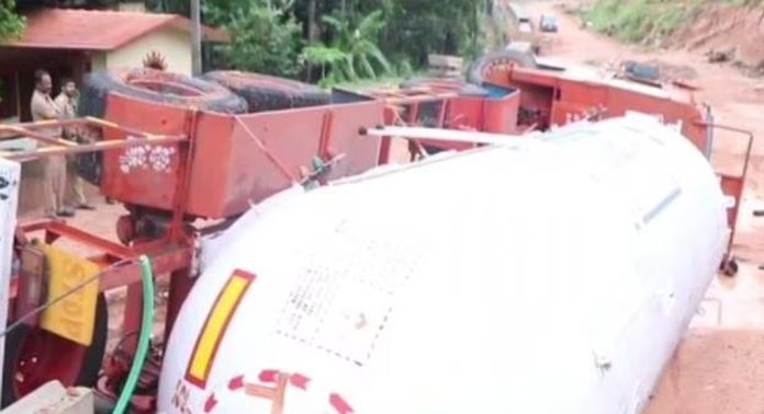 തിരുവനന്തപുരത്ത് ടാങ്കർ ലോറി മറിഞ്ഞ് അപകടം ; ഡ്രൈവർ രക്ഷപ്പെട്ടു തിരുവനന്തപുരത്ത് ടാങ്കർ ലോറി മറിഞ്ഞ് അപകടം ; ഡ്രൈവർ രക്ഷപ്പെട്ടു