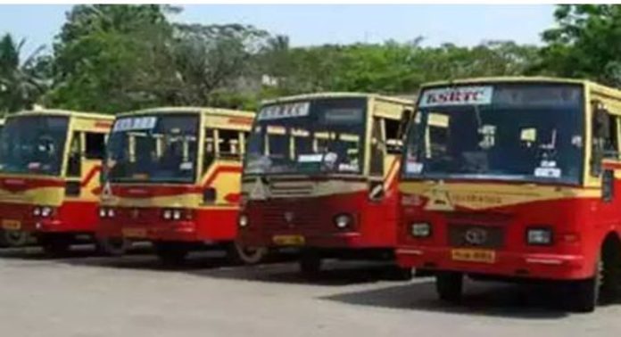 കെഎസ്ആർടിസി ബസിൽ ഭാര്യയുമായി തർക്കം ; പിന്നാലെ ജനലിലൂടെ റോഡിലേക്ക് ചാടിയ യുവാവിന്റെ കാലൊടിഞ്ഞു കെഎസ്ആർടിസി ബസിൽ ഭാര്യയുമായി തർക്കം ; പിന്നാലെ ജനലിലൂടെ റോഡിലേക്ക് ചാടിയ യുവാവിന്റെ കാലൊടിഞ്ഞു