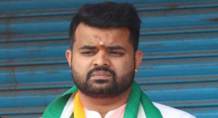 പ്രജ്വലിനെതിരെ പരാതി നൽകാൻ സ്ത്രീയെ നിർബന്ധിച്ചു ; വെളിപ്പെടുത്തലുമായി വനിതാ കമ്മിഷൻ പ്രജ്വലിനെതിരെ പരാതി നൽകാൻ സ്ത്രീയെ നിർബന്ധിച്ചു ; വെളിപ്പെടുത്തലുമായി വനിതാ കമ്മിഷൻ