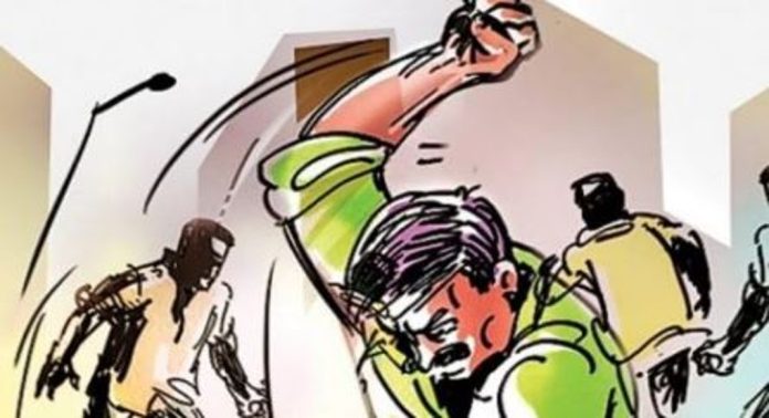 ബൈക്കിന് സൈഡ് നൽകിയില്ല ; ദമ്പതികൾക്കും തടയാനെത്തിയ ആൾക്കും ക്രൂരമർദ്ദനം ബൈക്കിന് സൈഡ് നൽകിയില്ല ; ദമ്പതികൾക്കും തടയാനെത്തിയ ആൾക്കും ക്രൂരമർദ്ദനം