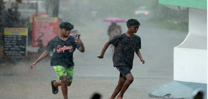 വേനൽച്ചൂടിൽ ആശ്വാസം ; സംസ്ഥാനത്ത് നാല് ജില്ലകളില് ശക്തമായ മഴയ്ക്ക് സാധ്യത, മുന്നറിയിപ്പ് നൽകി അധികൃതർ വേനൽച്ചൂടിൽ ആശ്വാസം ; സംസ്ഥാനത്ത് നാല് ജില്ലകളില് ശക്തമായ മഴയ്ക്ക് സാധ്യത, മുന്നറിയിപ്പ് നൽകി അധികൃതർ