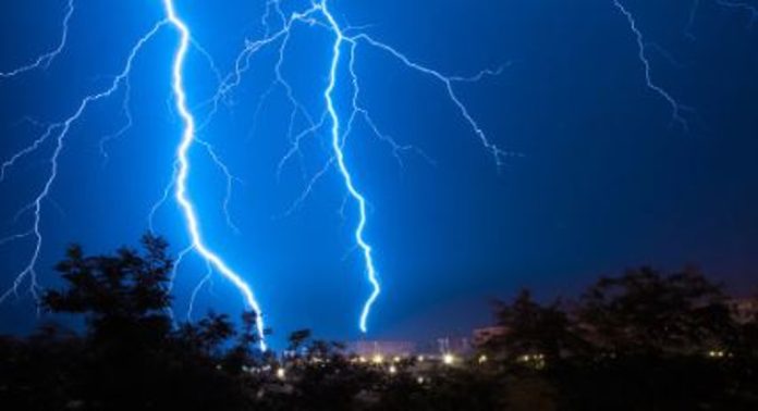 കൊല്ലത്ത് ഇടിമിന്നലോട് കൂടിയ മഴയ്ക്ക് സാധ്യത ; മുന്നറിയിപ്പ് നൽകി അധികൃതർ കൊല്ലത്ത് ഇടിമിന്നലോട് കൂടിയ മഴയ്ക്ക് സാധ്യത ; മുന്നറിയിപ്പ് നൽകി അധികൃതർ