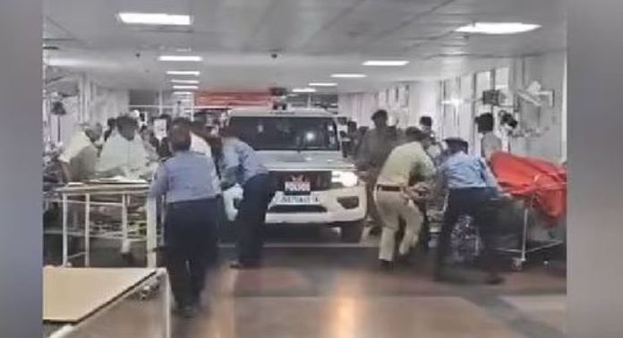 ഡോക്ടറിന് നേരെ ലൈംഗികാതിക്രമം ; പിന്നാലെ നഴ്സിങ് ഓഫീസറെ പിടികൂടാന് എയിംസ് വാര്ഡില് ജീപ്പ് ഓടിച്ചുകയറ്റി പോലീസ്, അമ്പരന്ന് ജനങ്ങൾ ഡോക്ടറിന് നേരെ ലൈംഗികാതിക്രമം ; പിന്നാലെ നഴ്സിങ് ഓഫീസറെ പിടികൂടാന് എയിംസ് വാര്ഡില് ജീപ്പ് ഓടിച്ചുകയറ്റി പോലീസ്, അമ്പരന്ന് ജനങ്ങൾ