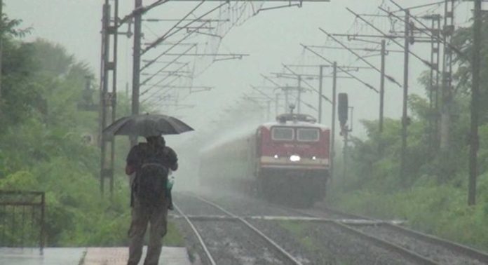 കനത്ത മഴ ; ട്രെയിനുകൾ വൈകുന്നു കനത്ത മഴ ; ട്രെയിനുകൾ വൈകുന്നു