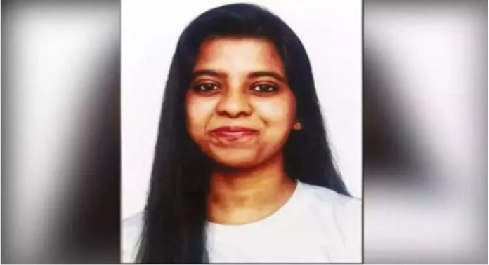 ചെന്നൈയിൽ നിന്നും കോയമ്പത്തൂരിലേക്ക് വന്ന ബസിൽ യുവതിയെ മരിച്ച നിലയിൽ കണ്ടെത്തി ചെന്നൈയിൽ നിന്നും കോയമ്പത്തൂരിലേക്ക് വന്ന ബസിൽ യുവതിയെ മരിച്ച നിലയിൽ കണ്ടെത്തി