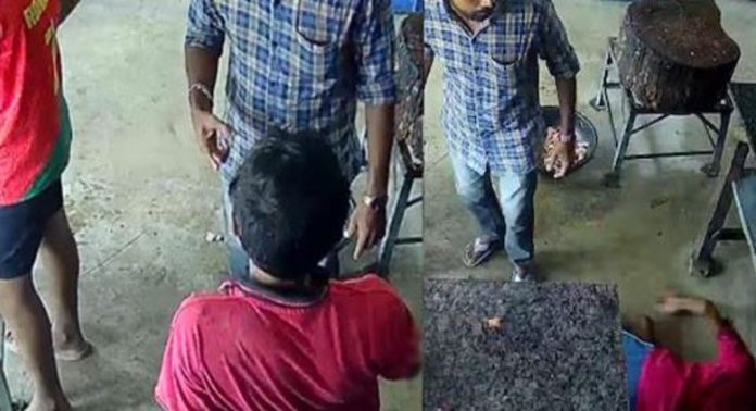 ഇറച്ചിവെട്ടുകടയില് കയറി ആക്രമണം ; തൊഴിലാളി കുഴഞ്ഞുവീണു ഇറച്ചിവെട്ടുകടയില് കയറി ആക്രമണം ; തൊഴിലാളി കുഴഞ്ഞുവീണു