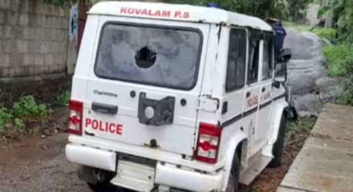 പോലീസിനെ കത്തി കാണിച്ച് ഭീഷണിപ്പെടുത്തി ഗുണ്ടാ ലിസ്റ്റില്പെട്ട യുവാവ് ഓടി രക്ഷപെട്ടു പോലീസിനെ കത്തി കാണിച്ച് ഭീഷണിപ്പെടുത്തി ഗുണ്ടാ ലിസ്റ്റില്പെട്ട യുവാവ് ഓടി രക്ഷപെട്ടു
