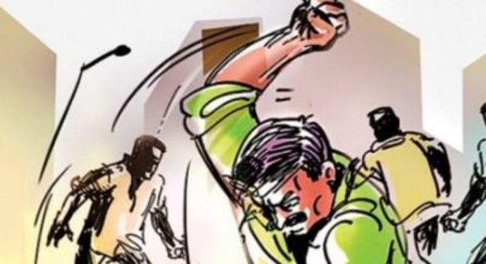 ടാർഗെറ്റ് പൂർത്തീകരിച്ചില്ല ; ബാങ്ക് ജീവനക്കാരെ മർദിച്ച് മേലുദ്യോഗസ്ഥർ, ദൃശ്യങ്ങൾ വൈറൽ ടാർഗെറ്റ് പൂർത്തീകരിച്ചില്ല ; ബാങ്ക് ജീവനക്കാരെ മർദിച്ച് മേലുദ്യോഗസ്ഥർ, ദൃശ്യങ്ങൾ വൈറൽ