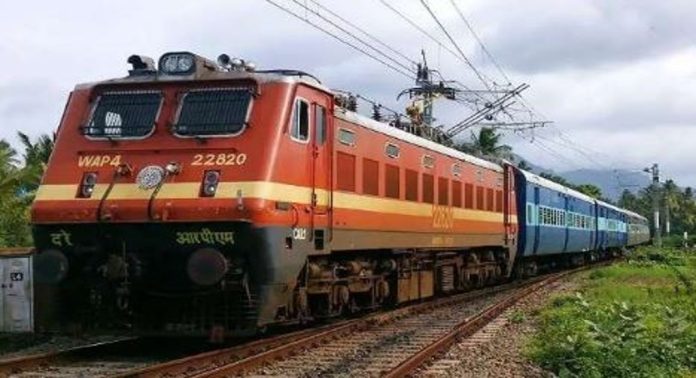 ട്രെയിന് നേരെ കല്ലേറിയുന്നത് പതിവാകുന്നു ; കർശന നടപടിയുമായി ആർ.പി.എഫ് ട്രെയിന് നേരെ കല്ലേറിയുന്നത് പതിവാകുന്നു ; കർശന നടപടിയുമായി ആർ.പി.എഫ്