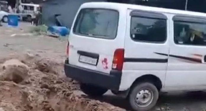 ഇന്ധനം തീര്ന്ന് വാഹനം റോഡരികില് നിര്ത്തി ; പിന്നാലെ കാറിനുചുറ്റും കുഴിയെടുത്ത് റോഡ് നിര്മാണ തൊഴിലാളികള് ഇന്ധനം തീര്ന്ന് വാഹനം റോഡരികില് നിര്ത്തി ; പിന്നാലെ കാറിനുചുറ്റും കുഴിയെടുത്ത് റോഡ് നിര്മാണ തൊഴിലാളികള്