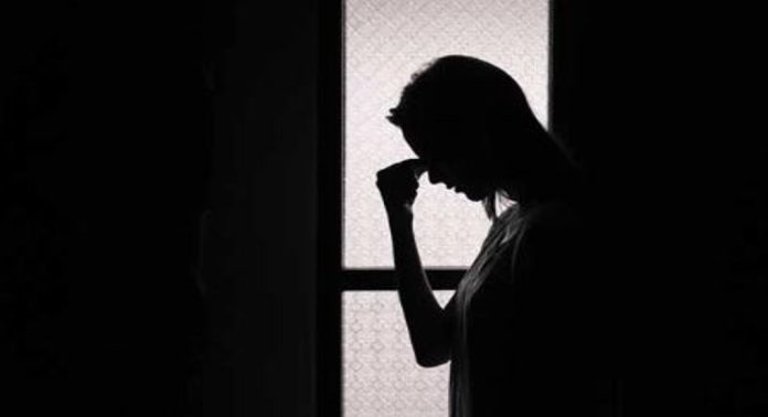 ടി.വി. അവതാരകയെ പീഡിപ്പിച്ചു ; പൂജാരിക്കെതിരേ പോലീസ് കേസെടുത്തു ടി.വി. അവതാരകയെ പീഡിപ്പിച്ചു ; പൂജാരിക്കെതിരേ പോലീസ് കേസെടുത്തു