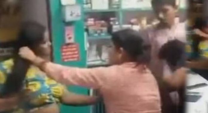 കടംവാങ്ങിയ നൂറ് രൂപ തിരികെ കൊടുത്തില്ല ; മെഡിക്കൽ സ്റ്റോറിന് മുന്നിൽ പെണ്ണുങ്ങളുടെ കൂട്ടത്തല്ല്, വീഡിയോ വൈറൽ കടംവാങ്ങിയ നൂറ് രൂപ തിരികെ കൊടുത്തില്ല ; മെഡിക്കൽ സ്റ്റോറിന് മുന്നിൽ പെണ്ണുങ്ങളുടെ കൂട്ടത്തല്ല്, വീഡിയോ വൈറൽ