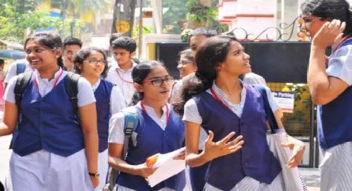 സംസ്ഥാനത്തെ ഹയർസെക്കൻഡറി പരീക്ഷയിൽ കോപ്പിയടി നടന്നതായി റിപ്പോർട്ടുകൾ ; ഗുരുതര വീഴ്ച സംസ്ഥാനത്തെ ഹയർസെക്കൻഡറി പരീക്ഷയിൽ കോപ്പിയടി നടന്നതായി റിപ്പോർട്ടുകൾ ; ഗുരുതര വീഴ്ച