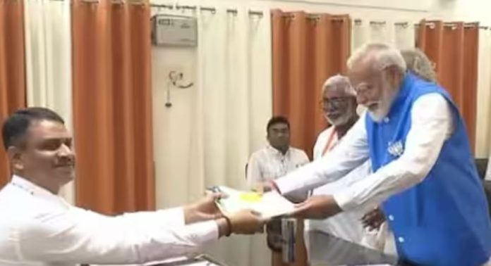 വാരാണസിയിൽ പോരാട്ടത്തിനൊരുങ്ങി പ്രധാനമന്ത്രി നരേന്ദ്രമോദി ; പത്രിക സമർപ്പിച്ചു വാരാണസിയിൽ പോരാട്ടത്തിനൊരുങ്ങി പ്രധാനമന്ത്രി നരേന്ദ്രമോദി ; പത്രിക സമർപ്പിച്ചു