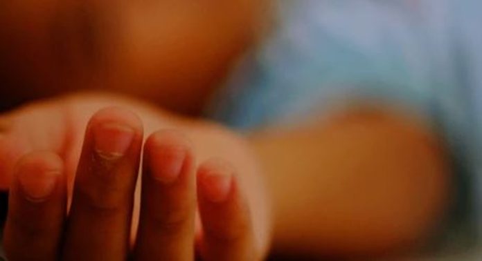 മകളെ കാറിൽ ഇരുത്തി മറന്നു ; പിന്നാലെ മൂന്നര വയസുകാരിക്ക് ദാരുണാന്ത്യം മകളെ കാറിൽ ഇരുത്തി മറന്നു ; പിന്നാലെ മൂന്നര വയസുകാരിക്ക് ദാരുണാന്ത്യം