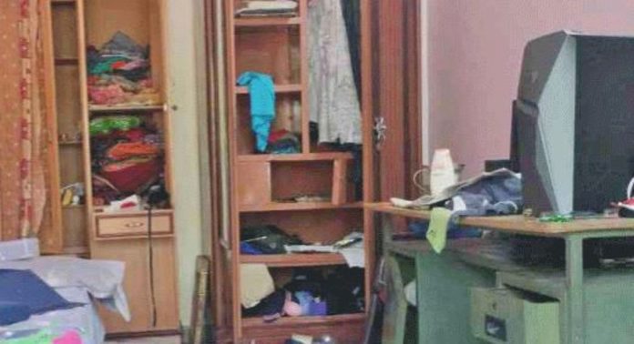 വീട് കുത്തിത്തുറന്ന് സ്വർണവും പണവും കവർന്നു വീട് കുത്തിത്തുറന്ന് സ്വർണവും പണവും കവർന്നു