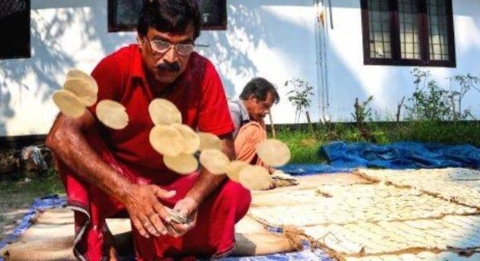 വിലക്കയറ്റം അതിരൂക്ഷം ; ഗുരുവായൂർ പപ്പടത്തിന്റെ നിർമ്മാണം തകർച്ചയിൽ വിലക്കയറ്റം അതിരൂക്ഷം ; ഗുരുവായൂർ പപ്പടത്തിന്റെ നിർമ്മാണം തകർച്ചയിൽ