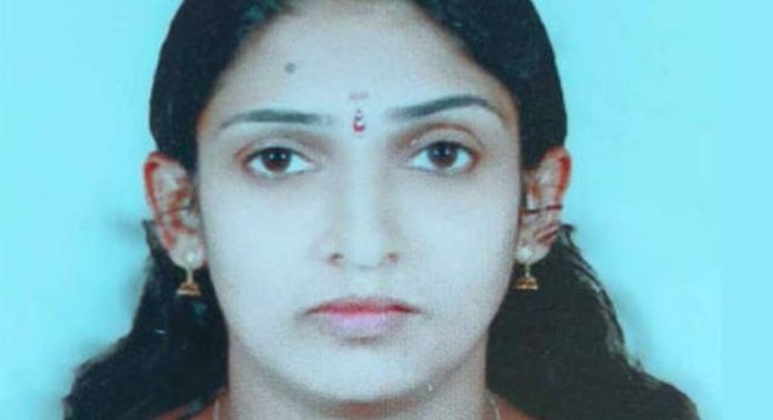 കുവൈത്തിൽ ജോലിക്ക് പോയ വീട്ടമ്മയെ ജീവനൊടുക്കിയ നിലയിൽ കണ്ടെത്തി ; പരാതിയുമായി കുടുംബം കുവൈത്തിൽ ജോലിക്ക് പോയ വീട്ടമ്മയെ ജീവനൊടുക്കിയ നിലയിൽ കണ്ടെത്തി ; പരാതിയുമായി കുടുംബം