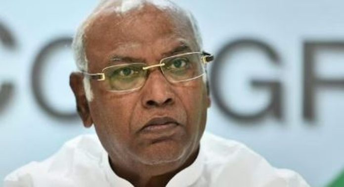 ബിജെപി നേതാക്കളുടെ വർഗീയ പരാമർശങ്ങളിൽ കമ്മീഷൻ്റെ നിലപാട് ദുരൂഹം ; മല്ലികാർജുൻ ഖർഗെ ബിജെപി നേതാക്കളുടെ വർഗീയ പരാമർശങ്ങളിൽ കമ്മീഷൻ്റെ നിലപാട് ദുരൂഹം ; മല്ലികാർജുൻ ഖർഗെ