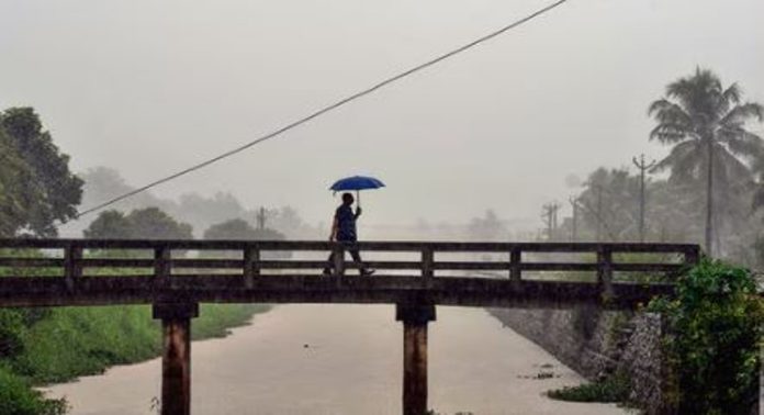 സംസ്ഥാനത്ത് മൂന്ന് ദിവസംകൂടി മഴ തുടരും ; മുന്നറിയിപ്പ് നൽകി അധികൃതർ സംസ്ഥാനത്ത് മൂന്ന് ദിവസംകൂടി മഴ തുടരും ; മുന്നറിയിപ്പ് നൽകി അധികൃതർ