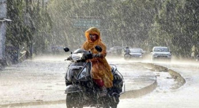 ഇനി മഴക്കാലമാണ് ശ്രദ്ധിക്കണം ; സ്ലാബ് തകര്ന്നും മൂടിയില്ലാതെയും കിടക്കുന്ന ഓടകള് യാത്രക്കാര്ക്ക് ഭീഷണിയാകുന്നു, കണ്ണ് തുറക്കാതെ അധികൃതർ ഇനി മഴക്കാലമാണ് ശ്രദ്ധിക്കണം ; സ്ലാബ് തകര്ന്നും മൂടിയില്ലാതെയും കിടക്കുന്ന ഓടകള് യാത്രക്കാര്ക്ക് ഭീഷണിയാകുന്നു, കണ്ണ് തുറക്കാതെ അധികൃതർ
